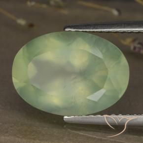 Préhnite Medium Green  naturelle ovale, 5.88 ct, Transparent / Translucide