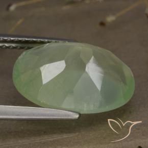 Préhnite Medium Green  naturelle ovale, 5.88 ct, Transparent / Translucide