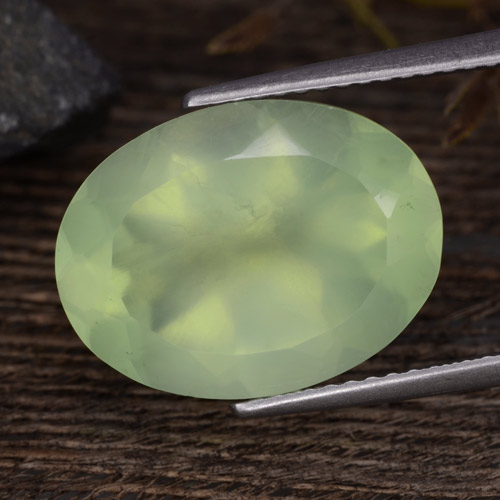 Préhnite vert naturelle coupe ovale, 8,85 ct, translucide