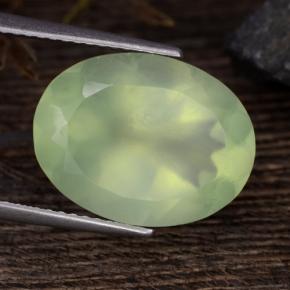 Préhnite vert naturelle coupe ovale, 8,85 ct, translucide