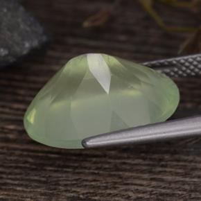 Préhnite vert naturelle coupe ovale, 8,85 ct, translucide