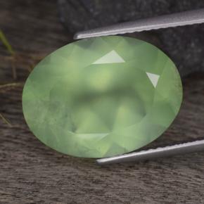 Préhnite vert naturelle coupe ovale, 8,65 ct, translucide