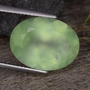 Préhnite vert naturelle coupe ovale, 8,65 ct, translucide