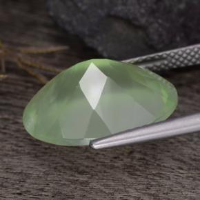 Préhnite vert naturelle coupe ovale, 8,65 ct, translucide