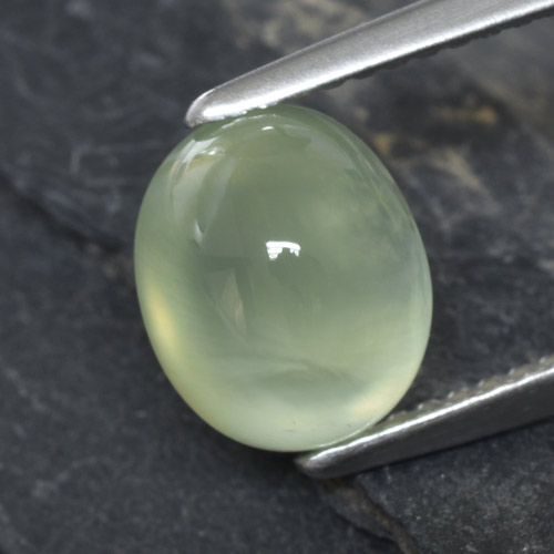 Préhnite vert naturelle coupe ovale, 2,90 ct, transparent
