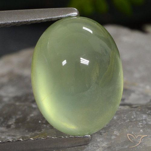 Préhnite vert naturelle coupe ovale, 3,26 ct, translucide
