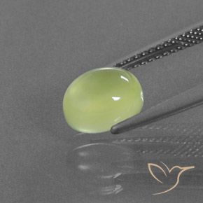 Préhnite Jaune citron léger naturelle ovale, 2.55 ct, Transparent / Translucide