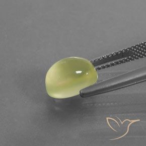 Préhnite Jaune clair naturelle ovale, 3.39 ct, Transparent / Translucide