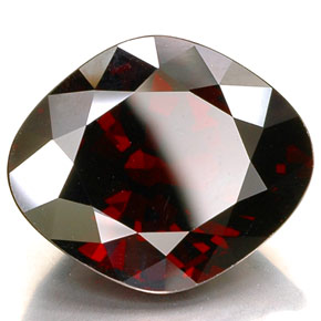 Grenat pyrope rouge naturelle forme fantaisie, 21,57 ct, VVS