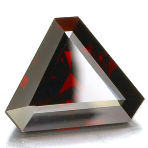 Grenat pyrope rouge naturelle forme fantaisie, 8,94 ct, VVS