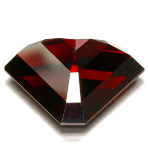 Grenat pyrope rouge naturelle forme fantaisie, 8,94 ct, VVS