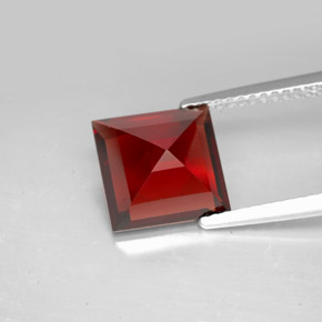 Grenat pyrope rouge naturelle carré, 3,96 ct, VVS