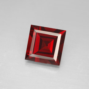 Grenat pyrope rouge naturelle carré, 4,36 ct, VVS