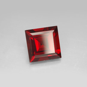 Grenat pyrope rouge naturelle carré, 4,36 ct, VVS
