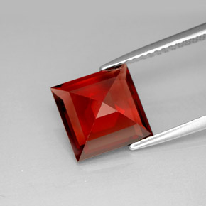 Grenat pyrope rouge naturelle carré, 3,82 ct, VVS