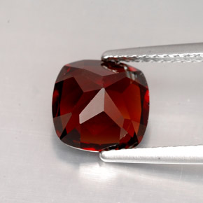 Grenat pyrope Rouge foncé naturelle Coupe coussin, 2.83 ct, VS