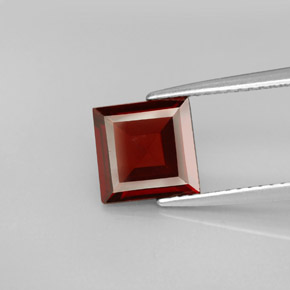 Grenat pyrope rouge naturelle carré, 2,23 ct, VS