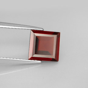 Grenat pyrope rouge naturelle carré, 2,23 ct, VS