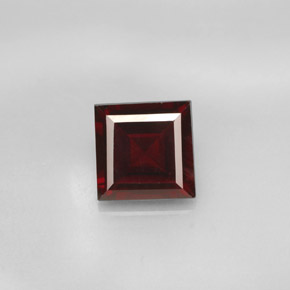 Grenat pyrope rouge naturelle carré, 2,88 ct, VS