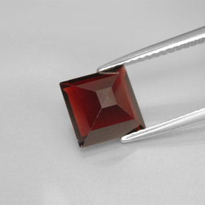 Grenat pyrope rouge naturelle carré, 2,76 ct, VS