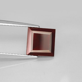 Grenat pyrope rouge naturelle carré, 2,31 ct, VS