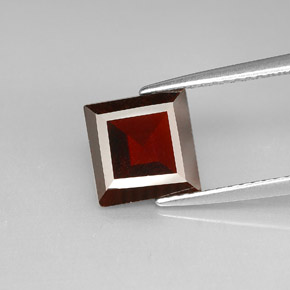 Grenat pyrope rouge naturelle carré, 2,30 ct, VS