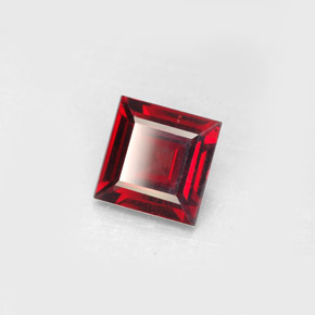 Grenat pyrope rouge naturelle carré, 2,40 ct, VS