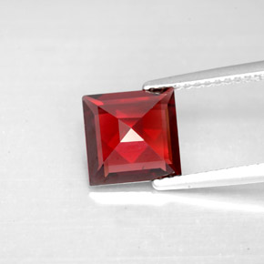 Grenat pyrope rouge naturelle carré, 2,40 ct, VS