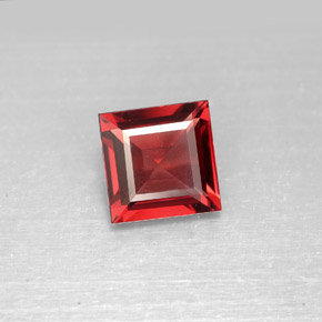 Grenat pyrope Rouge naturelle Carré, 2.33 ct, VS