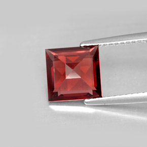 Grenat pyrope Rouge naturelle Carré, 2.33 ct, VS