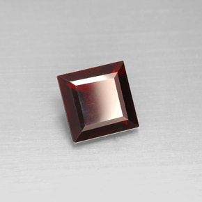 Grenat pyrope rouge naturelle carré, 2,58 ct, VS