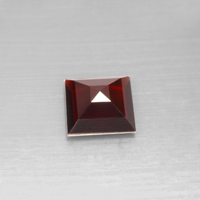 Grenat pyrope rouge naturelle carré, 2,58 ct, VS