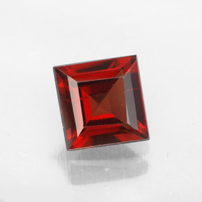 Grenat pyrope Rouge foncé naturelle Carré, 1.31 ct, VS
