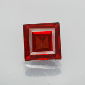 Grenat pyrope Rouge foncé naturelle Carré, 1.34 ct, VVS-VS