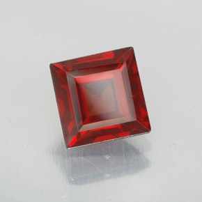 Grenat pyrope Rouge foncé naturelle Carré, 1.34 ct, VVS-VS