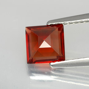 Grenat pyrope Rouge foncé naturelle Carré, 1.34 ct, VVS-VS