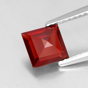 Grenat pyrope Rouge foncé naturelle Carré, 1.11 ct, VVS-VS