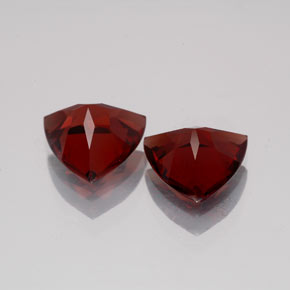 Achetez naturel ct Rouge foncé Grenat pyrope gems, Trillion, En provenance Mozambique chez GemSelect. En stock, livraison internationale!
