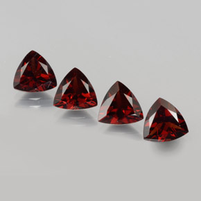 Achetez naturel ct Rouge foncé Grenat pyrope gems, Trillion, En provenance Mozambique chez GemSelect. En stock, livraison internationale!