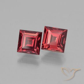 Shop natural 1.78ct Vin rouge profond Grenat pyrope gems, Carré, from Mozambique at GemSelect. In stock, global shipping!