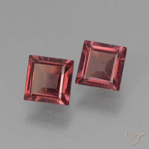 Shop natural 1.37ct Rouge foncé Grenat pyrope gems, Carré, from Mozambique at GemSelect. In stock, global shipping!