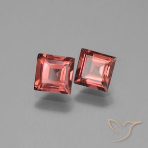 Shop natural 1.61ct Rouge moyen Grenat pyrope gems, Carré, from Mozambique at GemSelect. In stock, global shipping!