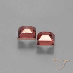 Shop natural 1.61ct Rouge moyen Grenat pyrope gems, Carré, from Mozambique at GemSelect. In stock, global shipping!