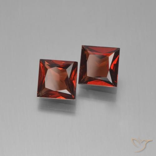 Shop natural 1.41ct Rouge foncé Grenat pyrope gems, Carré, from Mozambique at GemSelect. In stock, global shipping!