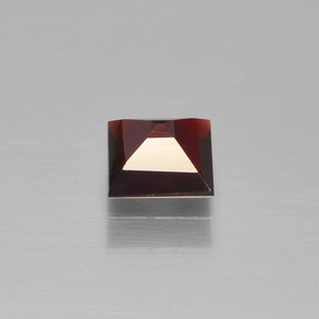 Grenat pyrope rouge naturelle carré, 0,64 ct, VS