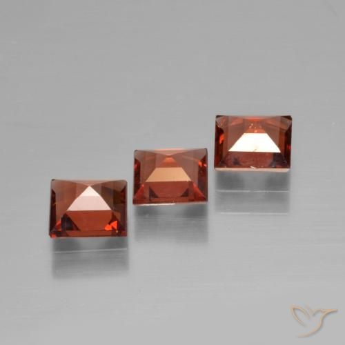 Shop natural 1.82ct Rouge vif Grenat pyrope gems, Carré, from Mozambique at GemSelect. In stock, global shipping!