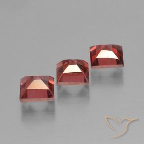 Shop natural 2.80ct Rouge moyen Grenat pyrope gems, Carré, from Mozambique at GemSelect. In stock, global shipping!
