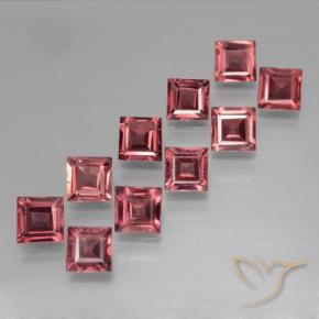 Shop natural 4.13ct Rouge moyen Grenat pyrope gems, Carré, from Mozambique at GemSelect. In stock, global shipping!