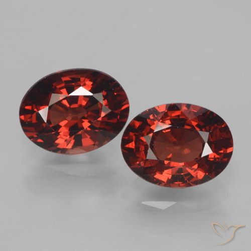 3.28ctw Naturel Rouge sang profond Grenat pyrope, ovale, VVS-VS