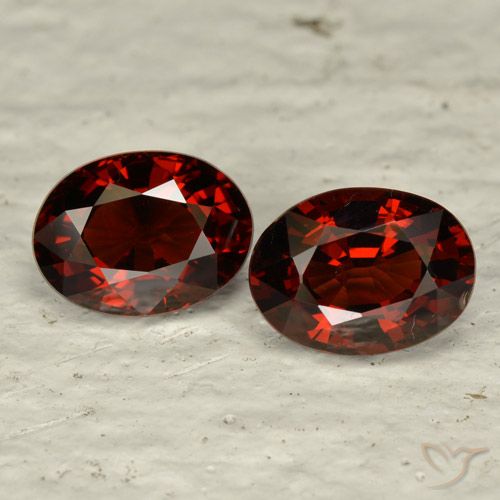 3.39ctw Naturel Rouge sang profond Grenat pyrope, ovale, VVS-VS